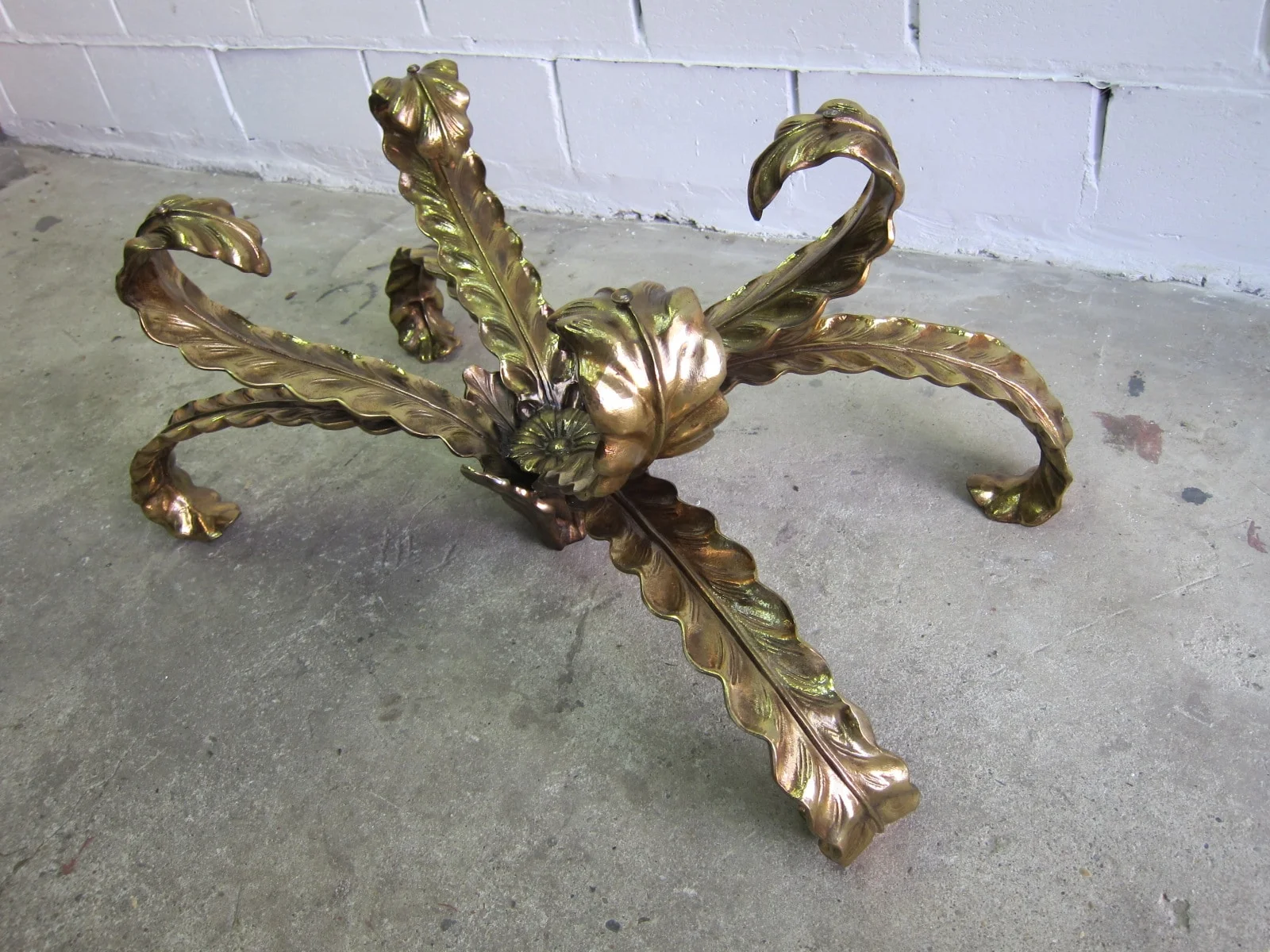 Vintage salontafel met bronzen onderstel. Dit unieke exemplaar staat te koop voor 1.250 euro.