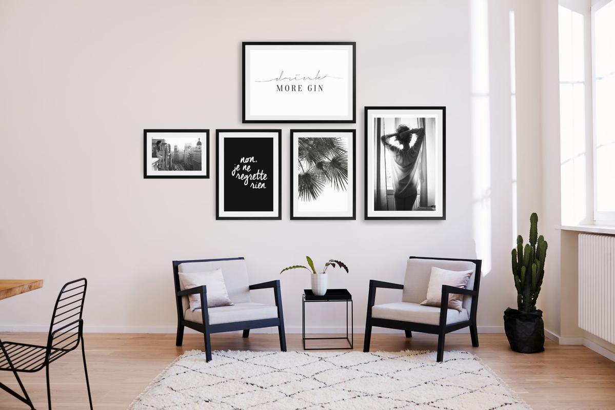 Vijf monochrome beelden aan de muur. Spannend!