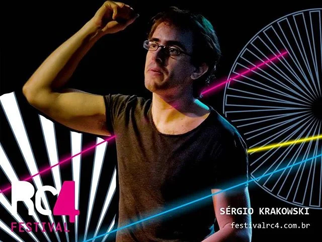 Hoje (sexta-feira, dia 29/01) tem brasileiro no Festival Rc4: o percussionista Sergio Krakowski. Atuou em vários contextos musicais no choro e foi reverenciado pelo “The New York Times” como “uma das revelações do ritmo brasileiro”. Dividiu o palco com artistas como Maria Bethânia, Gonzalo Rubalcaba, Tigran Hamasyan, Lenine, Chico César, Maria João, Yamandú Costa e Hamilton de Holanda. Em maio de 2014, Sergio Krakowski criou um concerto solo com pandeiro e eletrônica, que foi apresentado no Guggenheim de Bilbao e na galeria de arte 59 em Paris. No Rc4 contará com a participação do músico Paulo Dantas.
Os ingressos estão à venda na bilheteria do Oi Futuro Ipanema, que funciona de terça a sexta, das 15h às 21h, e aos sábados e domingos, das 14h às 21h. Garanta o seu lugar! O Oi Futuro Ipanema fica na Rua Visconde de Pirajá, 54. Informações pelo telefone (21) 3131-9333.