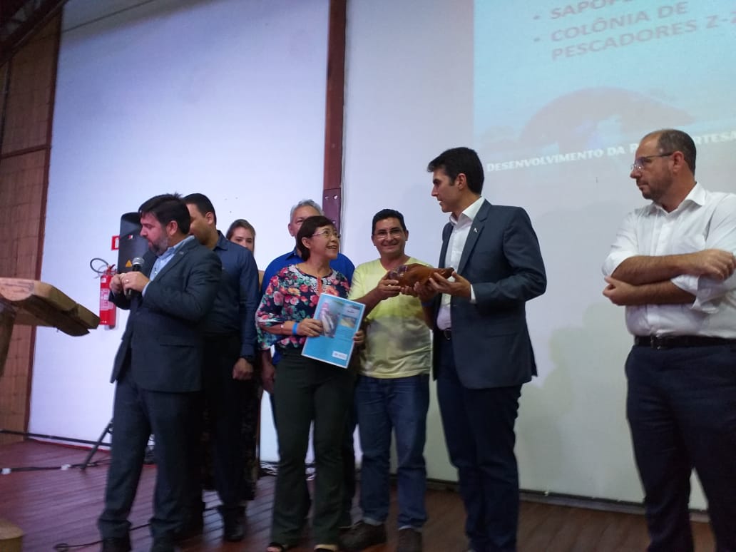 Socorro Pena from SAPOPEMA presents the Plan for the Sustainable Development of Fisheries and Aquaculture in the Lower Amazon to Governor Barbalho.