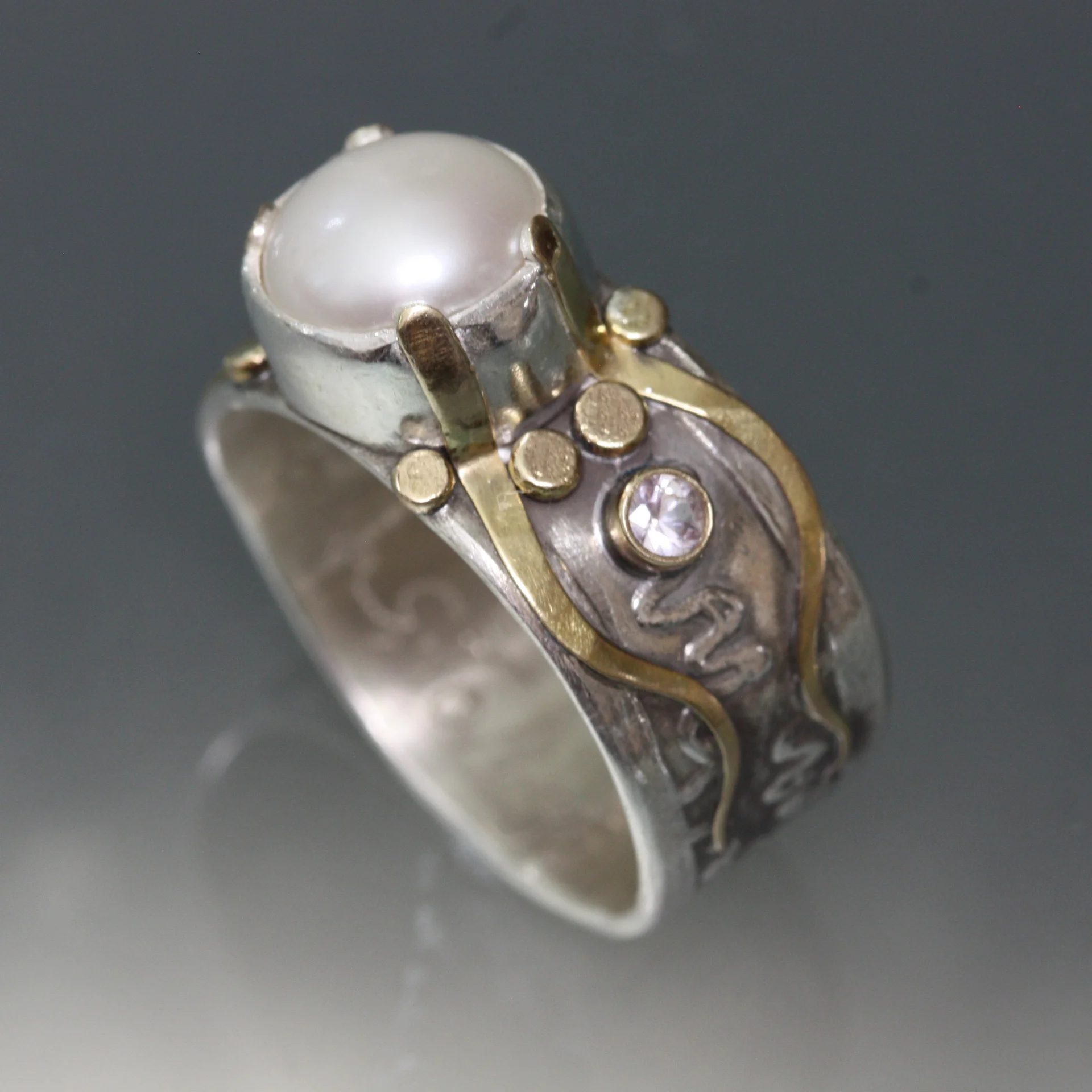dsRingWhtPearlripples.jpg