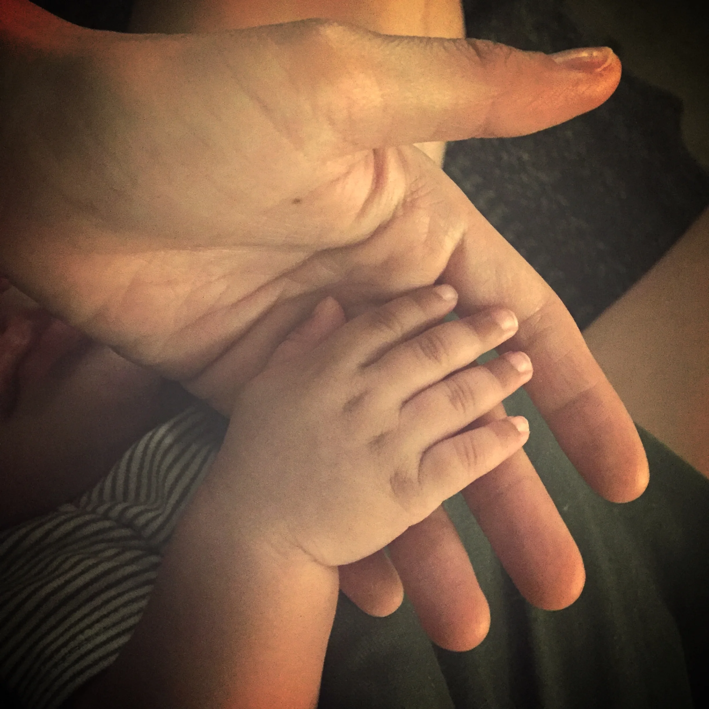 mama-baby-hands.jpg