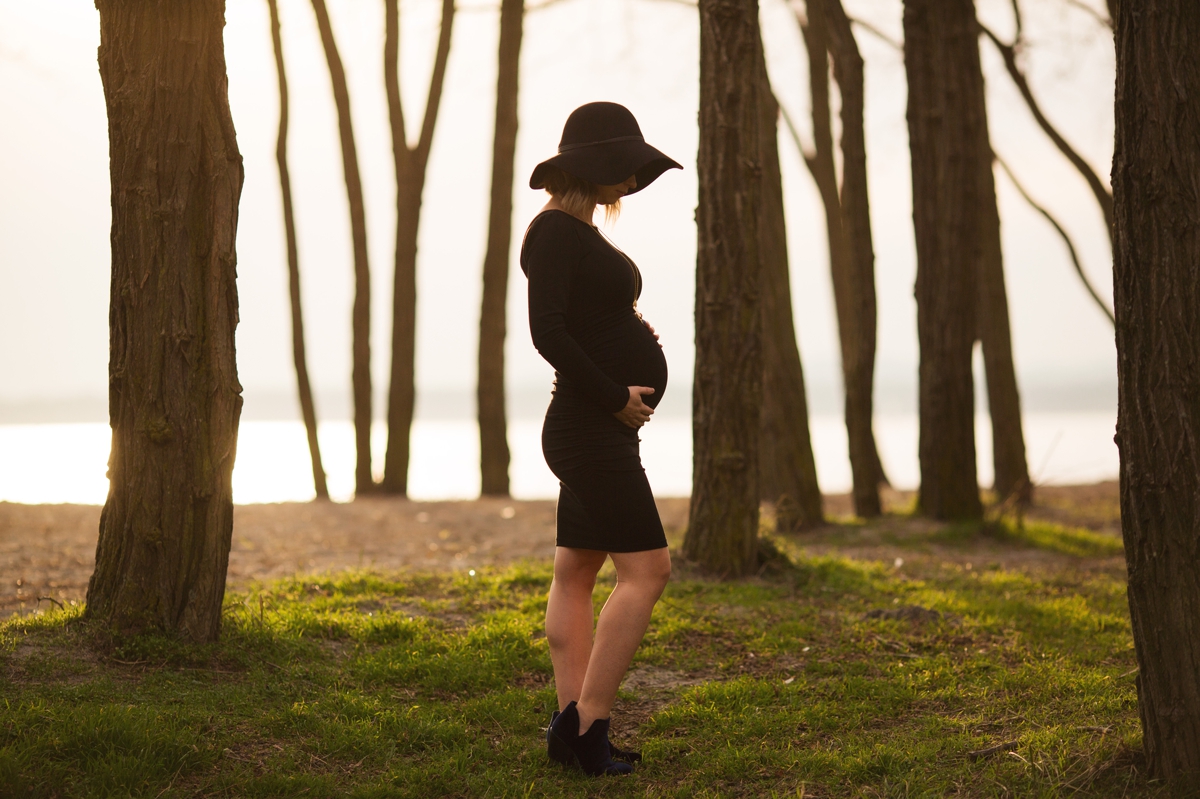 elena s blair seattle maternity photographer outdoor beach