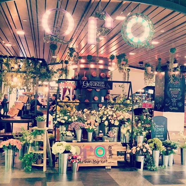 Flowers and lights. 🌻

#shanghai #flowers #urbanmarket #colorful #lights #pretty #cute #travel #shopping #crystal #galleria #mall #display #igers #asia #上海 #花 #かわいい