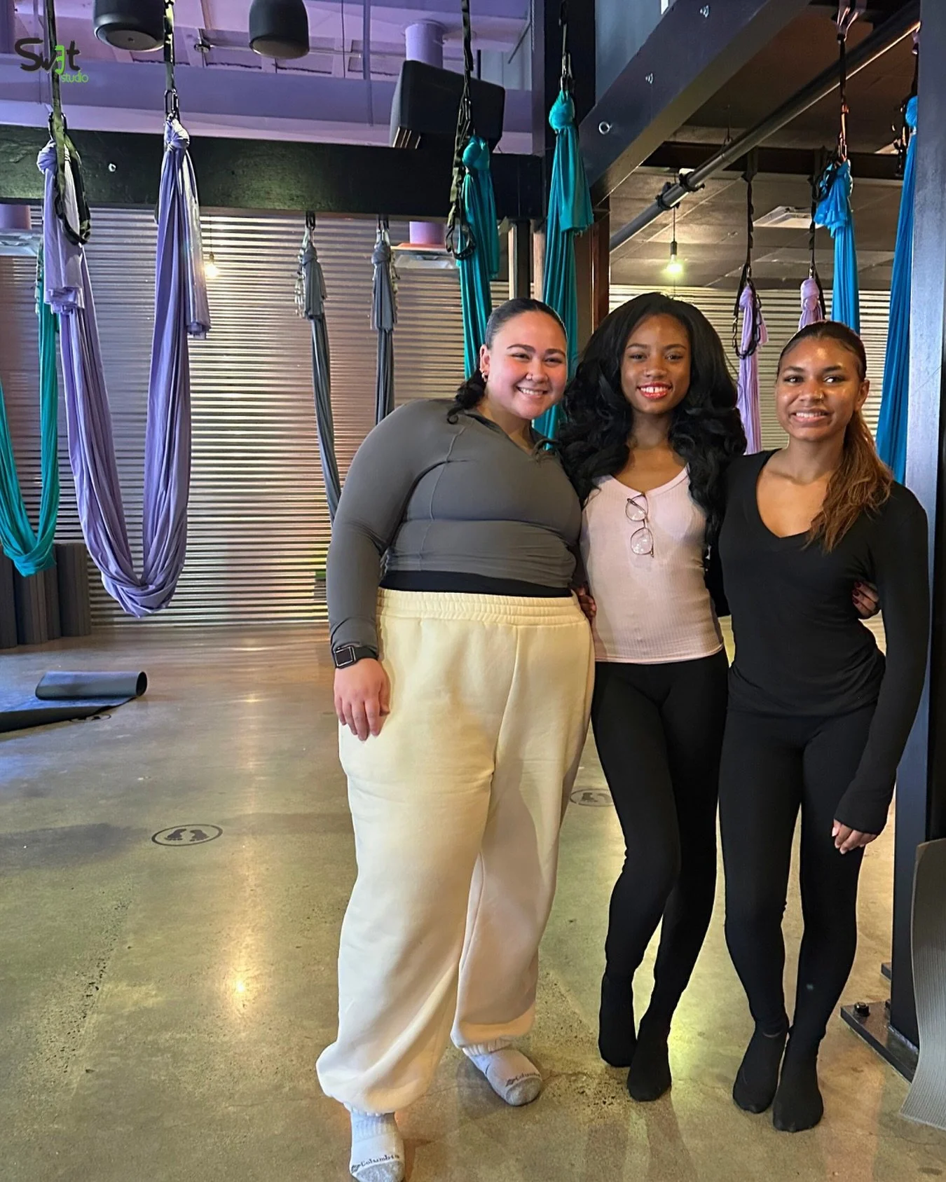 #friendsfly 🤩Taking flight together one beginner class at a time. See you in the hammocks! 💜 @swetstudio 

#friendsworkout