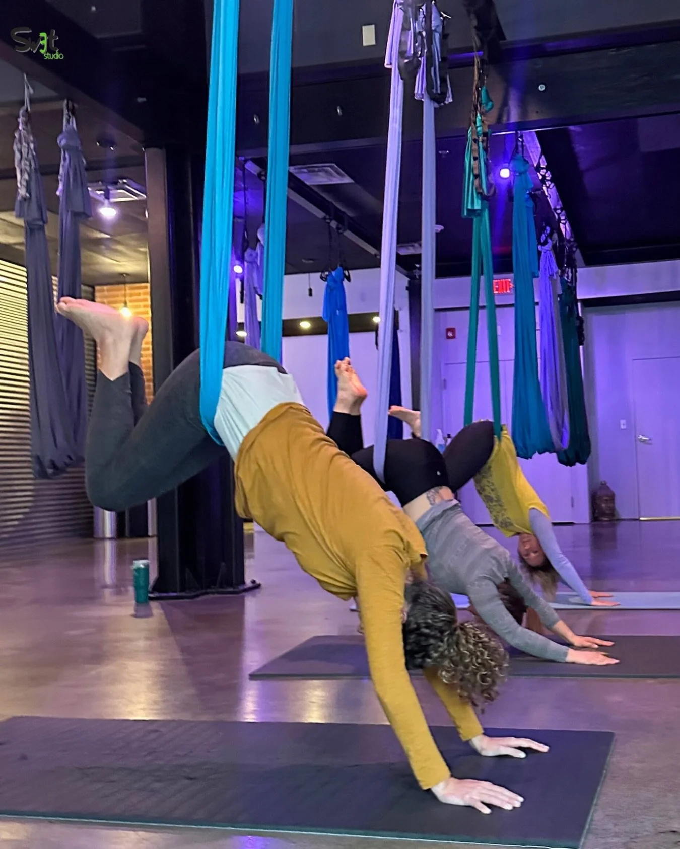 Inversion therapy for hips that refuse to loosen🔥JOIN US NOW 💜 @swetstudio 

#yogahammock