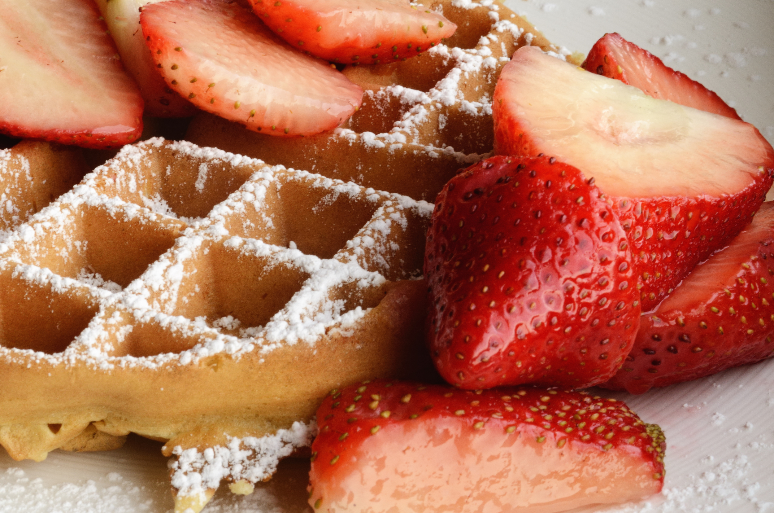 Waffle_with_strawberries_and_confectioner's_sugar.jpg