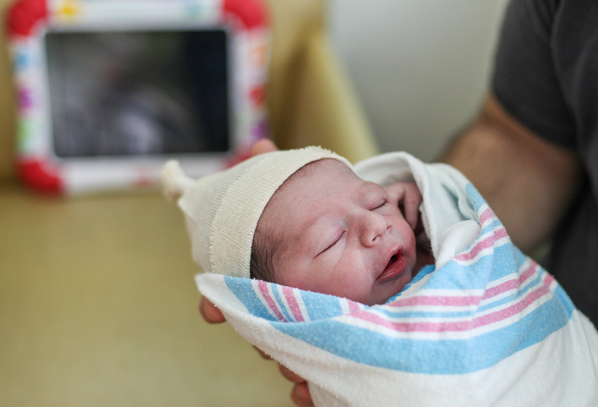 birth-center-hospital-photographer-photography-breastfeeding-south-florida-boca-regional-delray-palms-hollywood-pumping-water-natural-family-newborn-43.jpg