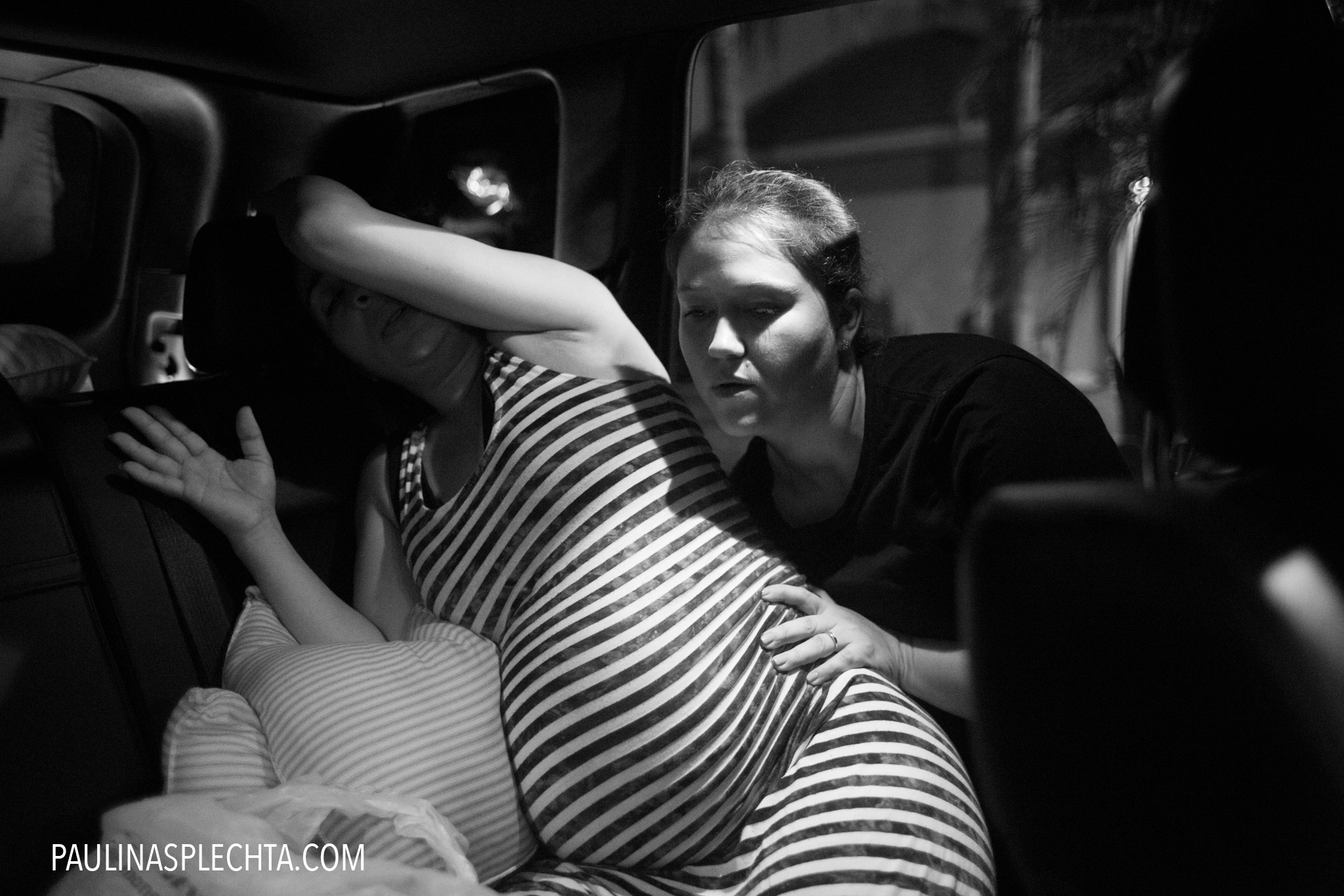 Девушка мужского рода. Беременные рожают в машине.