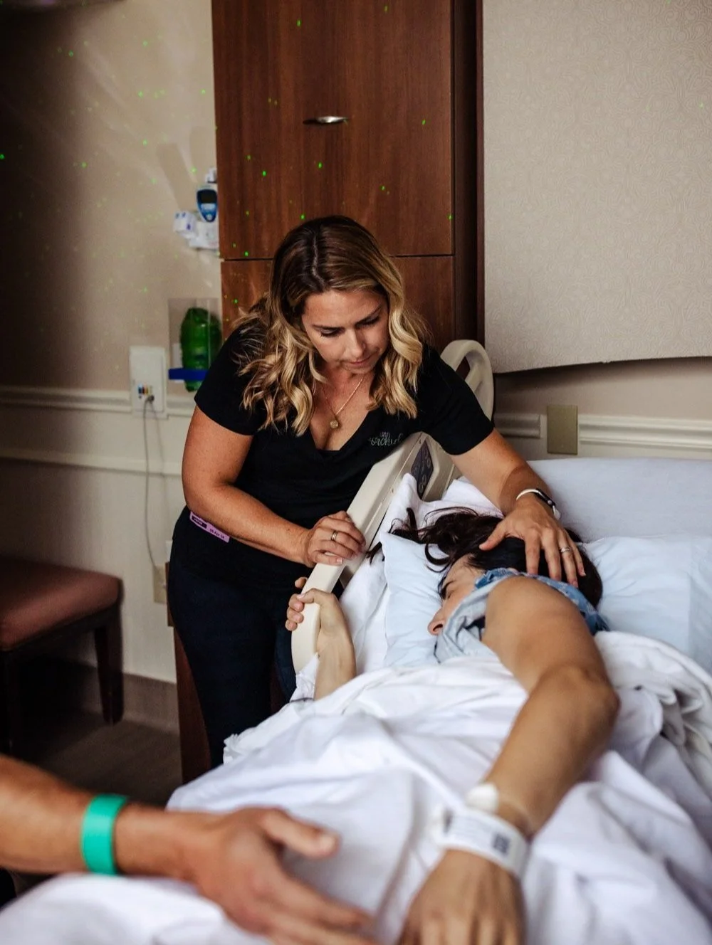 labor doula supports laboring woman in boca regional hospital bed of labor delivery