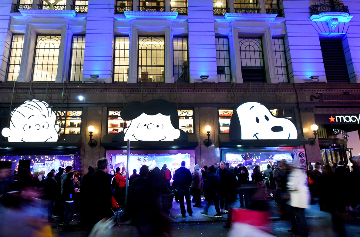 Apple Stores to celebrate holidays with magical front window