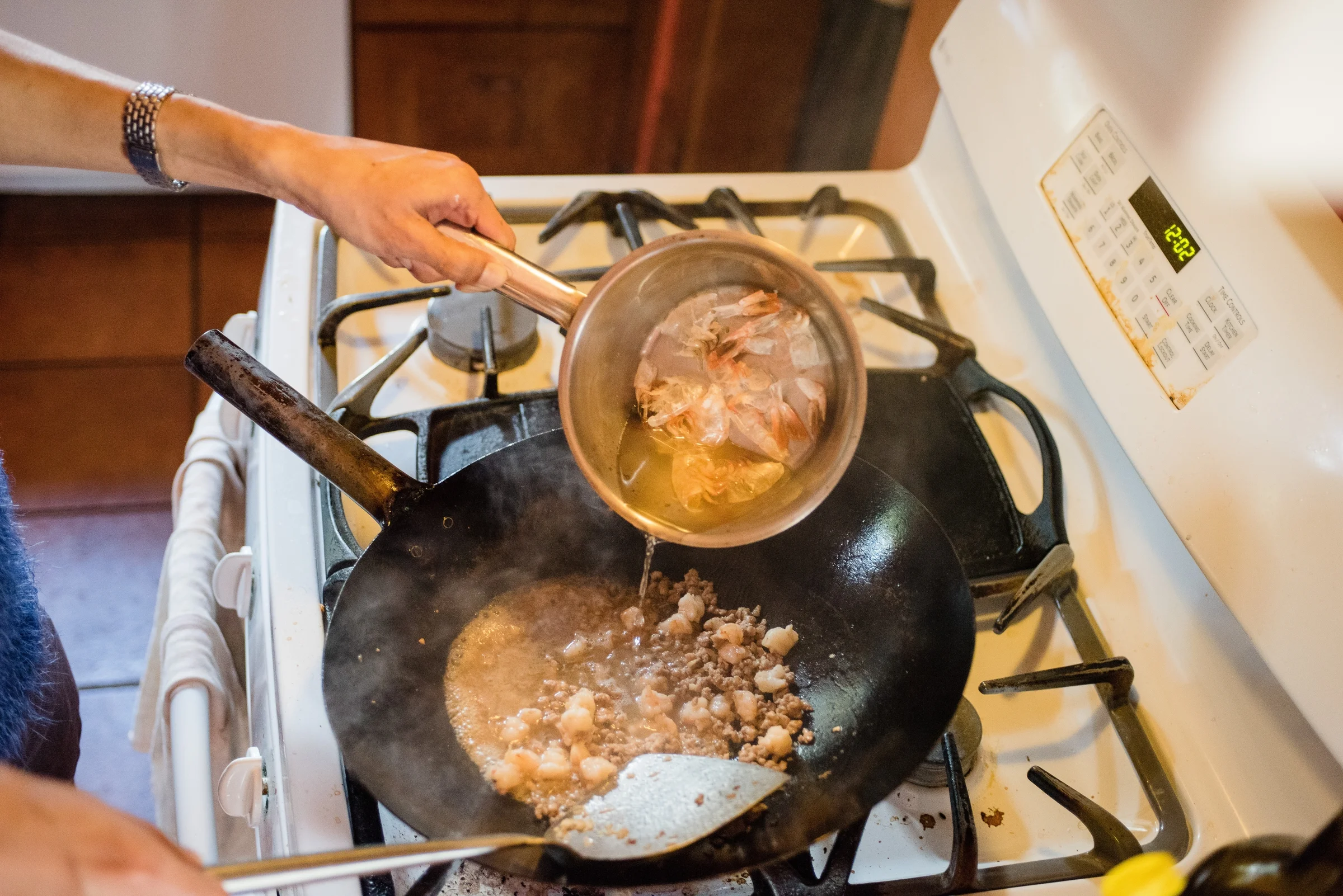 Adding shrimp stock to garlicky pork and shrimp