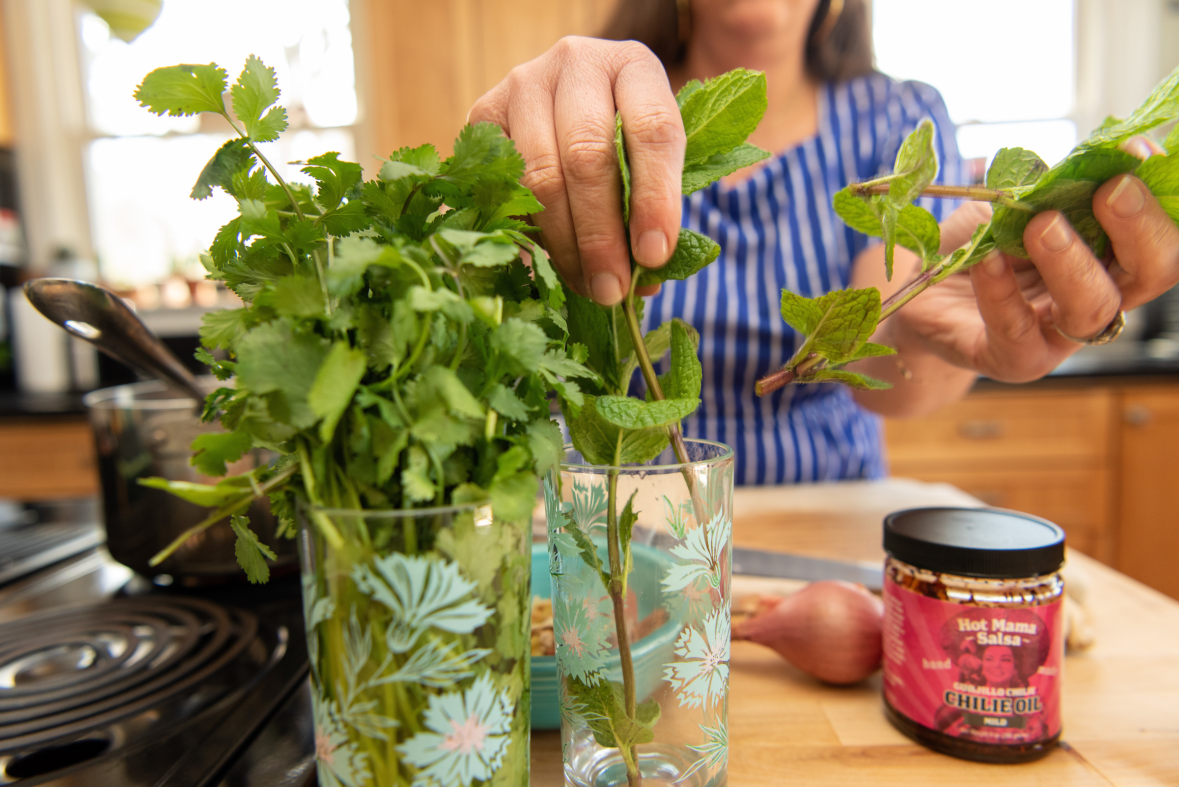  Nikki Guerro of Hot Mama Salsa and Chile Oils cooks an umi noodle dish 