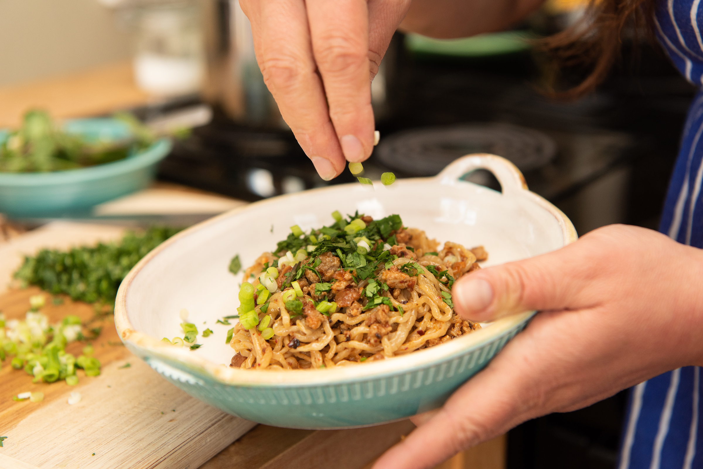  Nikki Guerro of Hot Mama Salsa and Chile Oils cooks an umi noodle dish 