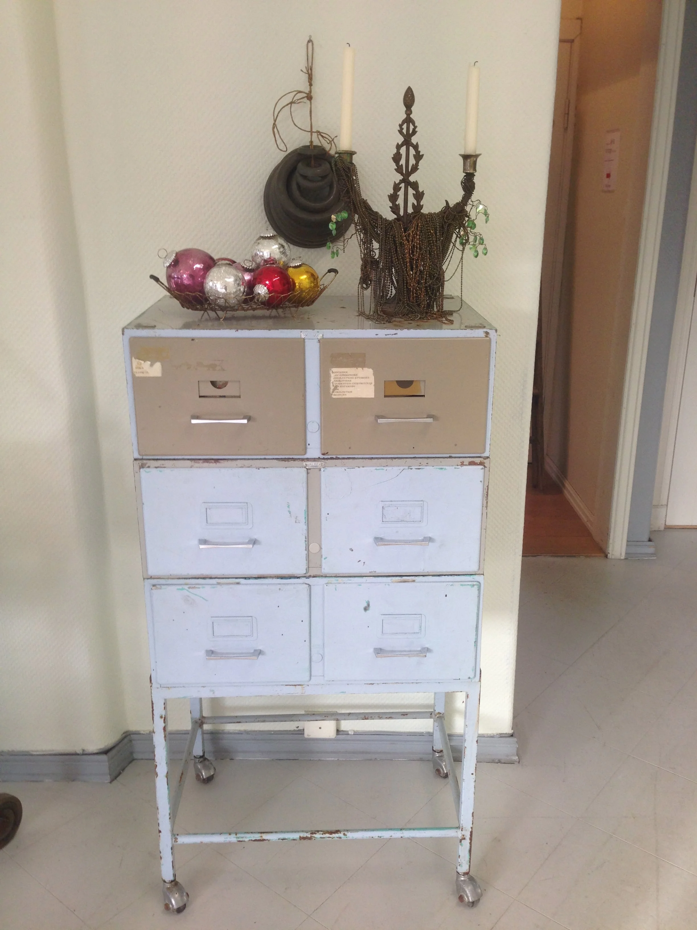 Arkivskap på hjul (120h, 62bx42d, kan fraktes i 4 deler) kr 4.500