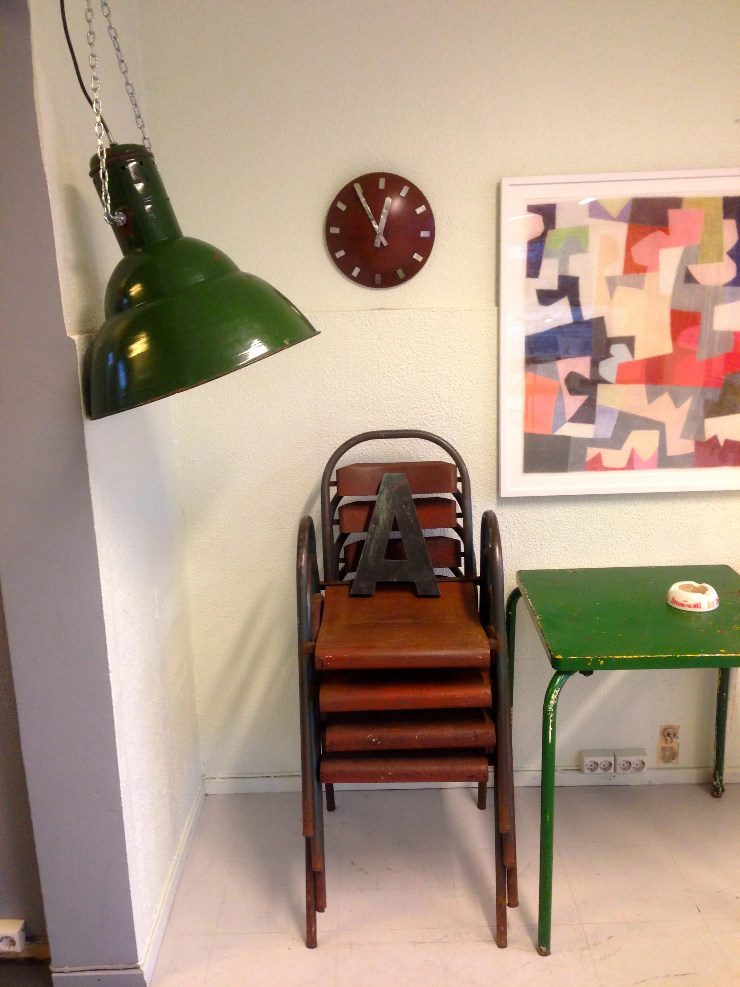 Grønn lampe kr 4.500, stoler kr 2.250 pr stk, grønt Tolix bord kr 1.800 (alt solgt)