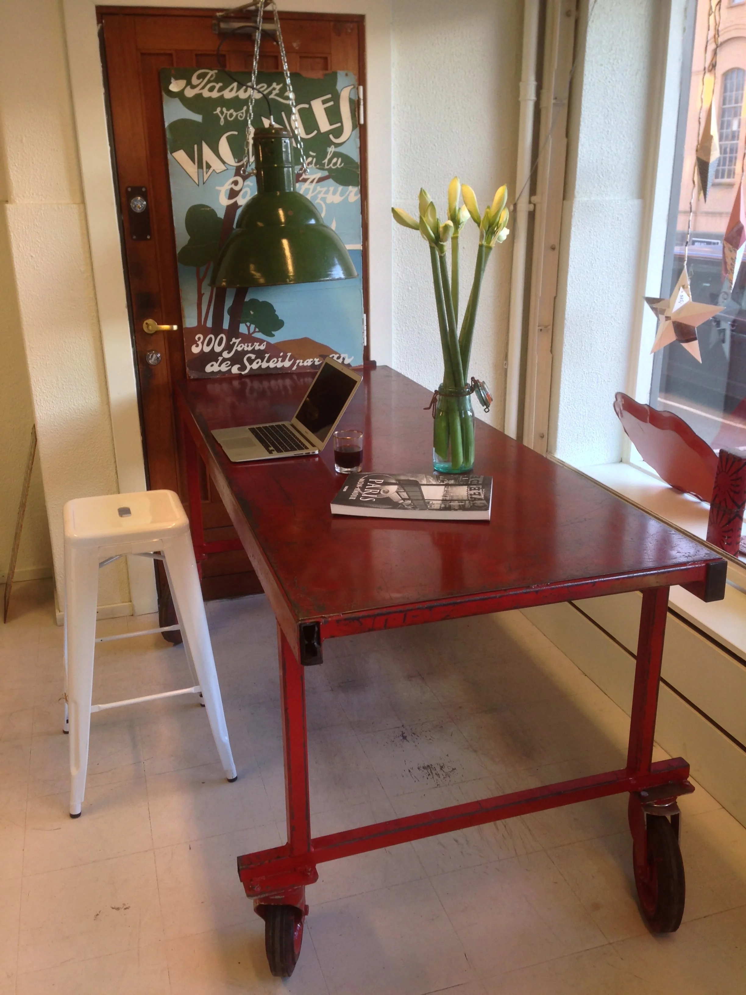 Rød arbeidsbenk 200x80 cm, 90 cm høy kr 12.000 Solgt, Tolixkrakk 75 cm høy kr 2.000