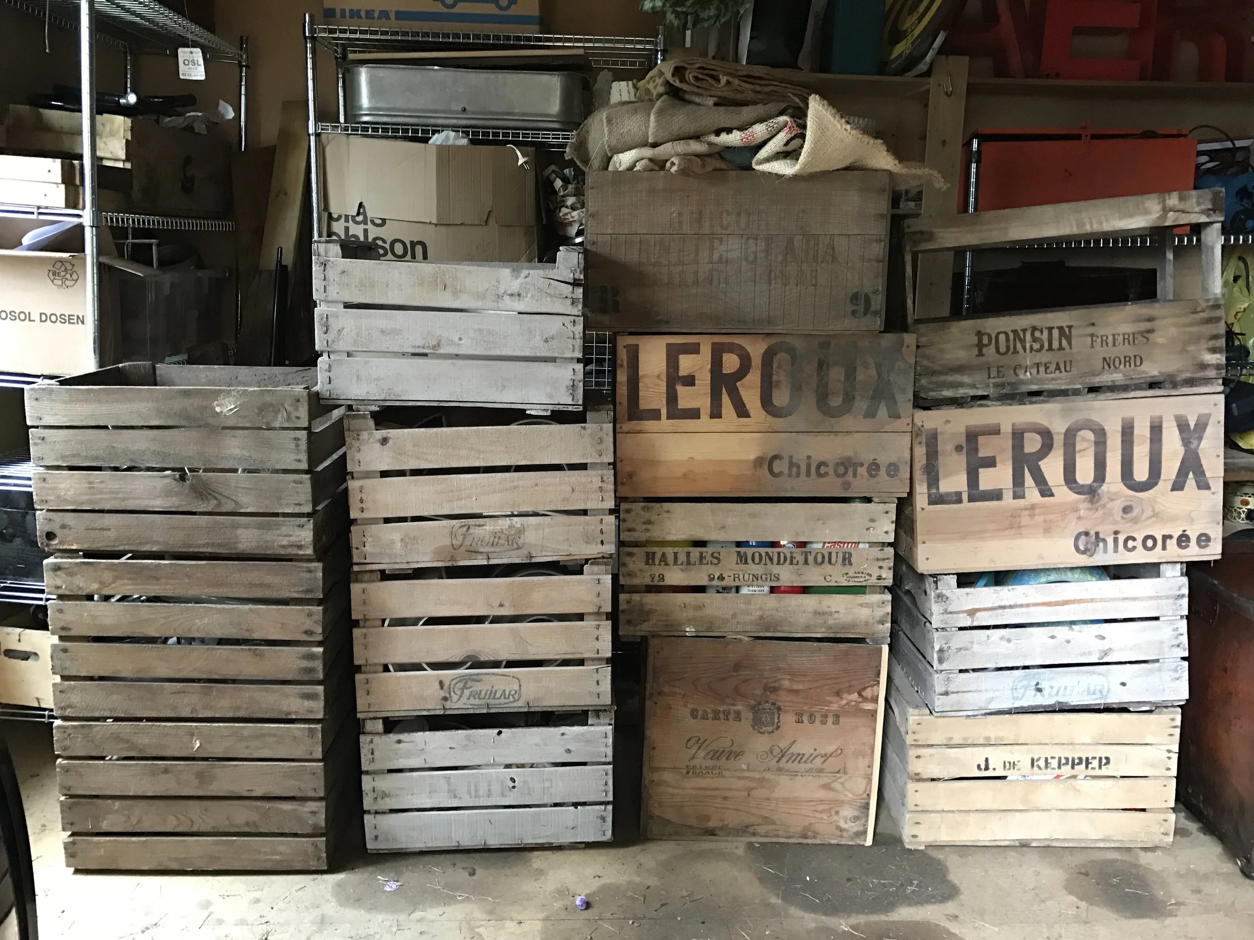 kasser på lageret vårt...