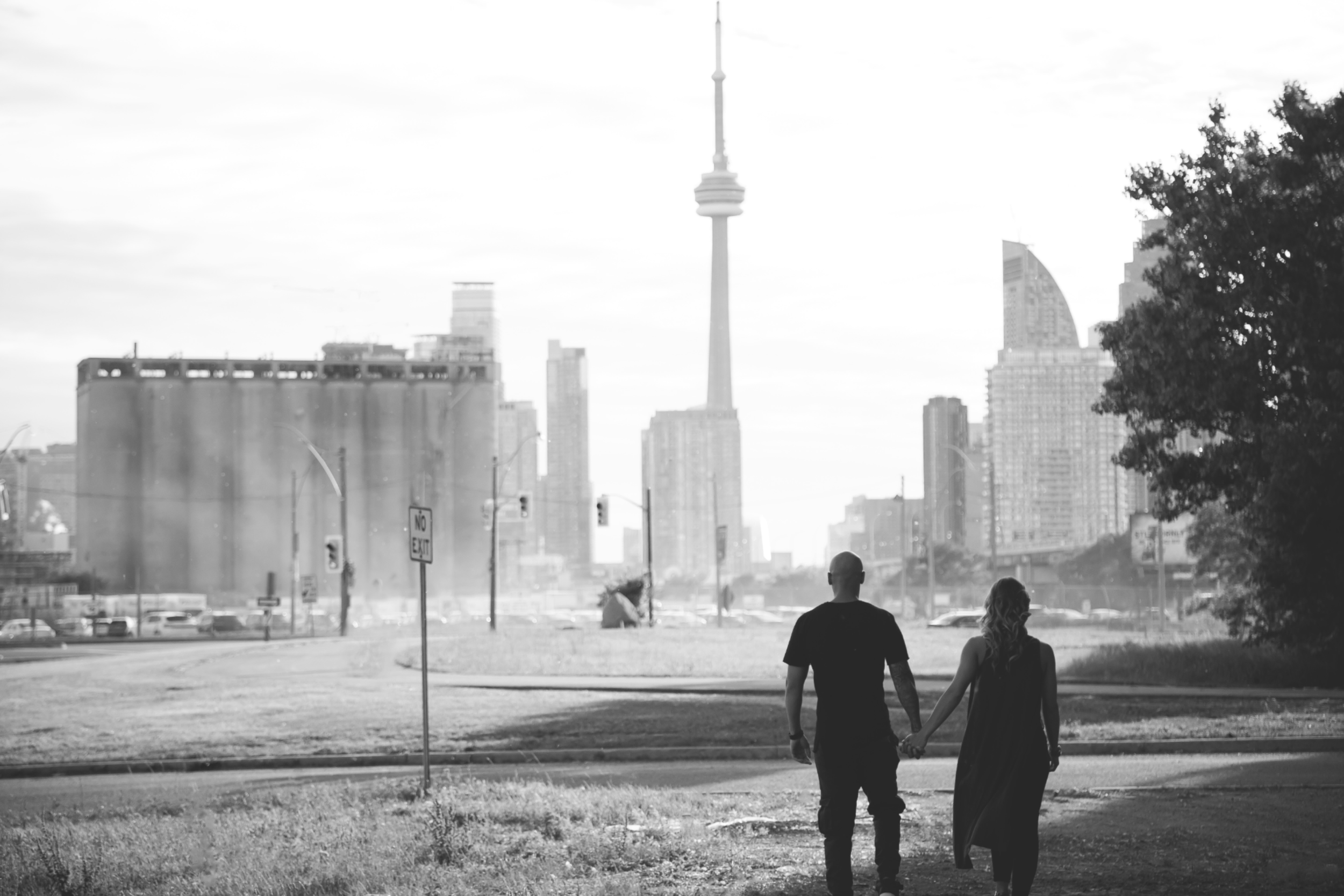 Engagement-Photos-Toronto-Downtown-Waterfront-Photographer-Wedding-Hamilton-GTA-Niagara-Oakville-Modern-Moments-by-Lauren-Engaged-Photography-Photo-Image-9.png