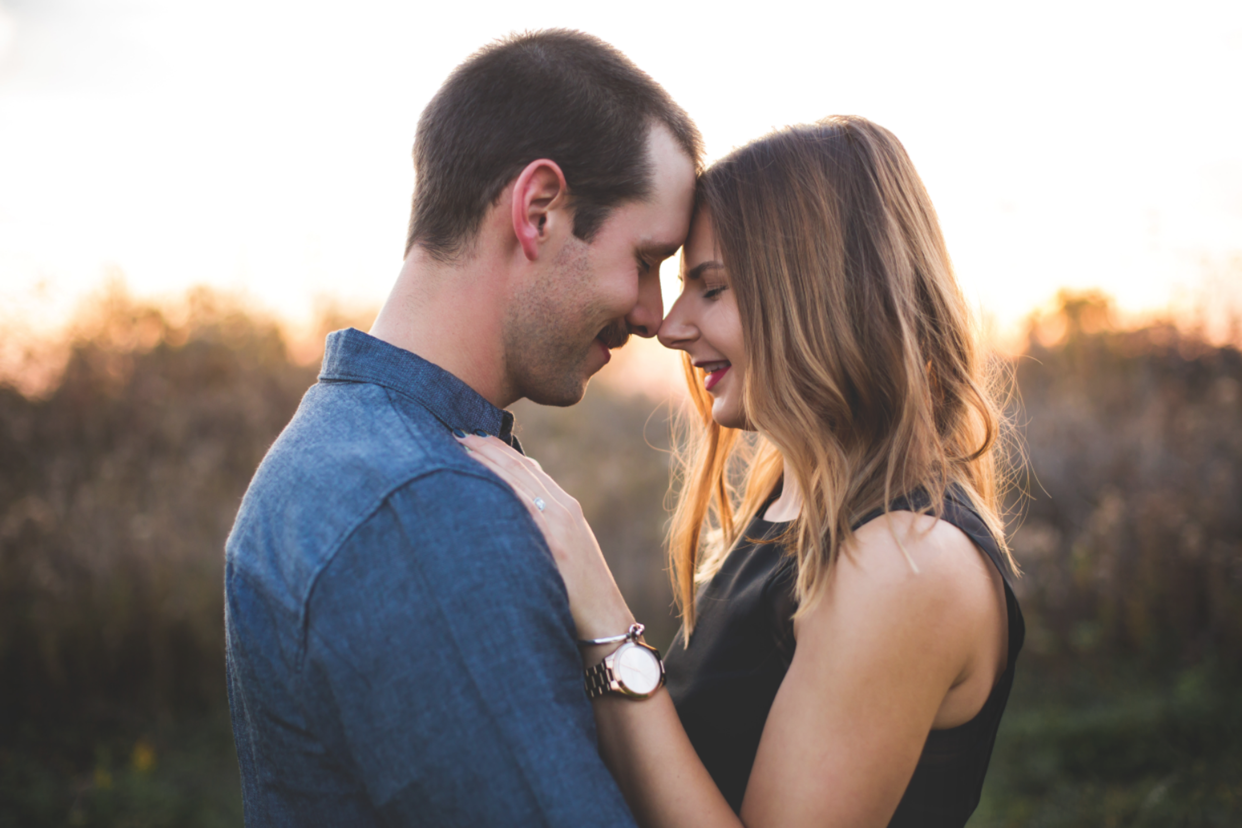 Engagement-Session-Brantford-Hamilton-Burlington-Oakville-Niagara-Toronto-Wedding-Photographer-Engaged-Photography-Golden-Hour-Moments-by-Lauren-Photo-Image-5.png