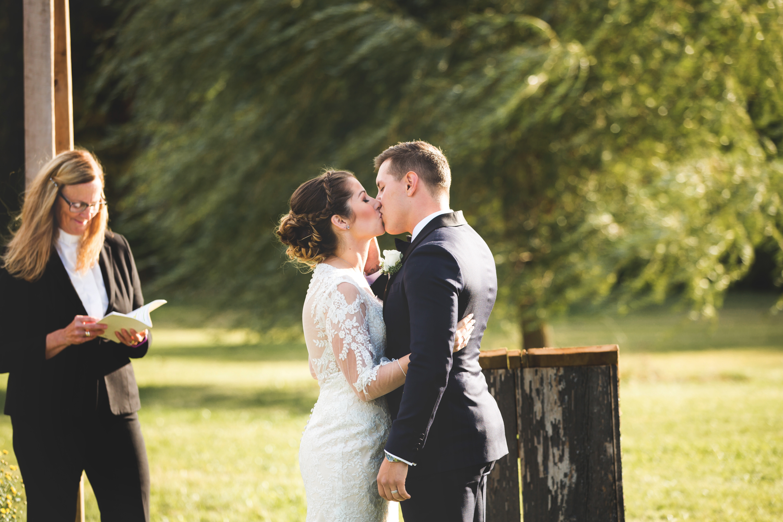 Wedding-Photos-Mount-Pleasant-Farm-Photographer-Wedding-Hamilton-GTA-Niagara-Oakville-Toronto-Moments-by-Lauren-Photography-Photo-Image-11.png