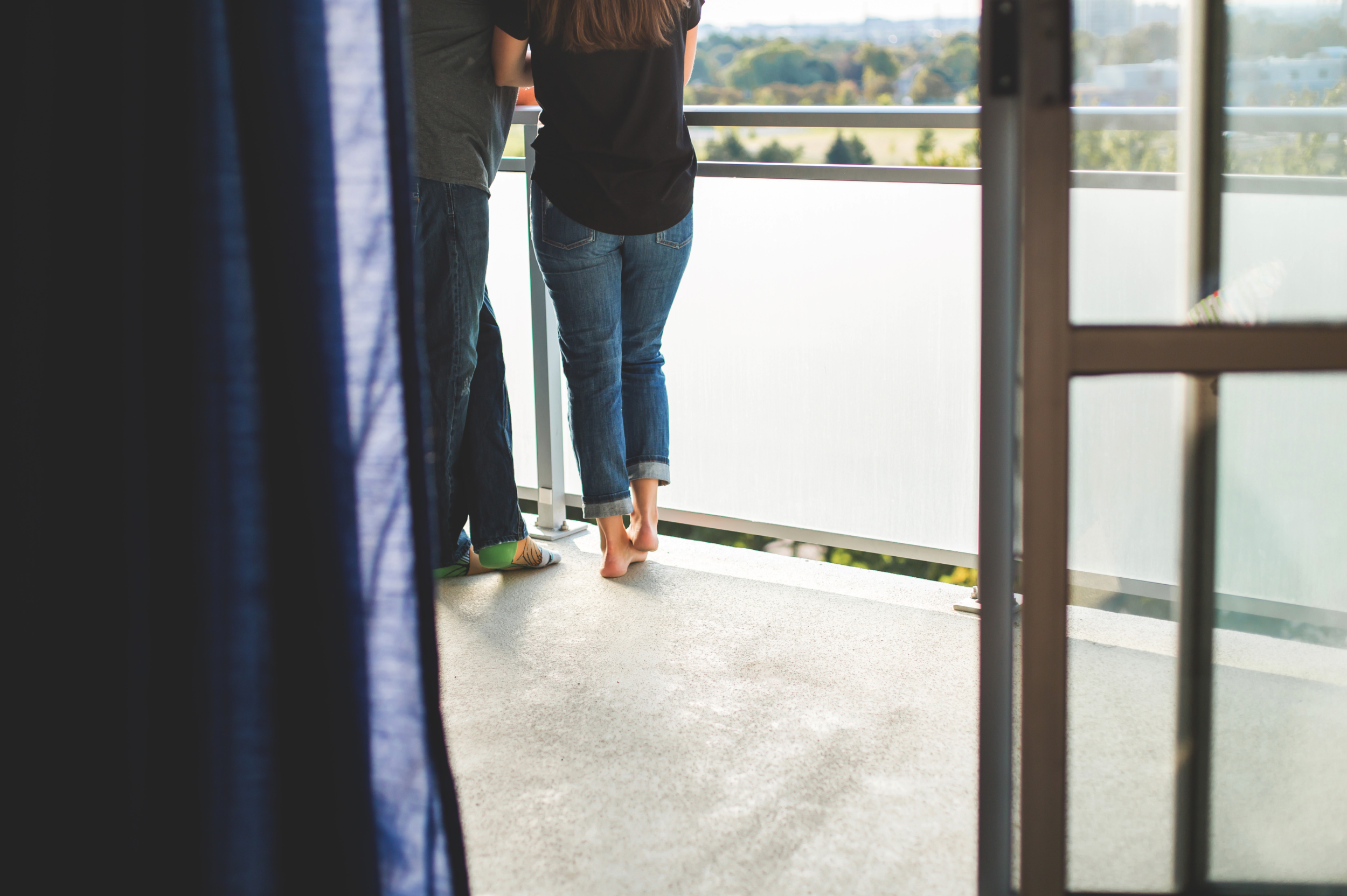 Engagement-Session-Hamilton-Burlington-Oakville-Toronto-Niagara-Wedding-Photographer-Engaged-Photography-at-Home-Session-HamOnt-Engaged-Moments-by-Lauren-Photo-Image-11.png