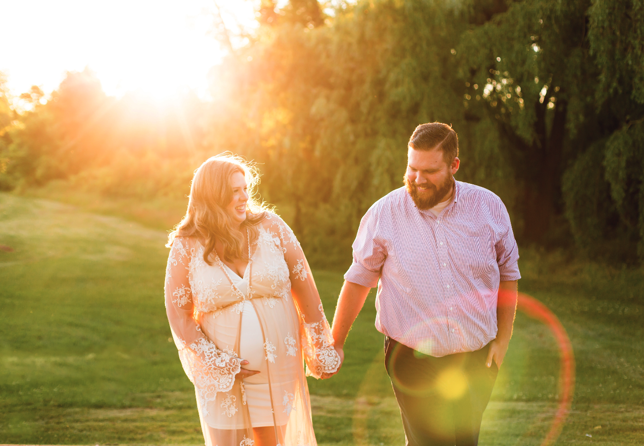 Maternity-Session-Photographer-Hamilton-Oakville-Waterfront-Golden-Hour-Glow-Photography-Moments-by-Lauren-Photo-Image-8.png