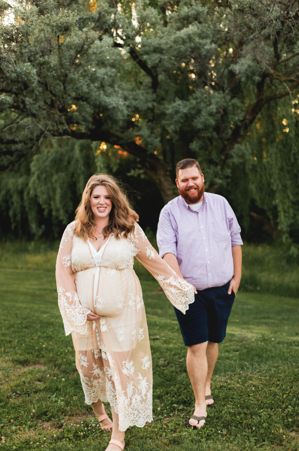 Maternity-Session-Photographer-Hamilton-Oakville-Waterfront-Golden-Hour-Glow-Photography-Moments-by-Lauren-Photo-Image-11.png
