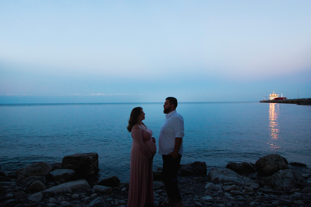 Maternity-Session-Photographer-Hamilton-Oakville-Waterfront-Golden-Hour-Glow-Photography-Moments-by-Lauren-Photo-Image-19.png