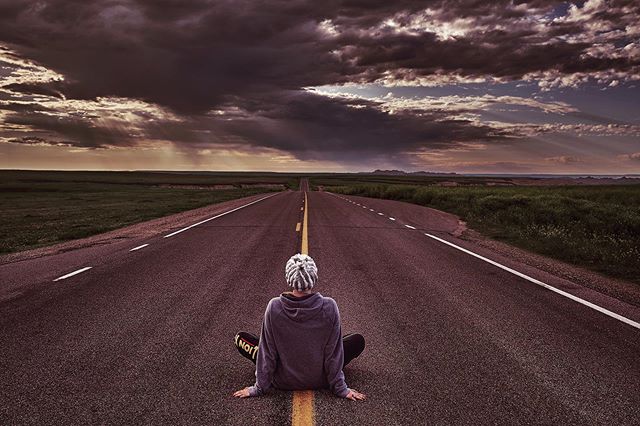 Looking off into the weekend like.....#gettingreadyfortheweekend #badlands #travelphotography #longrowdtonowhere #windingroads