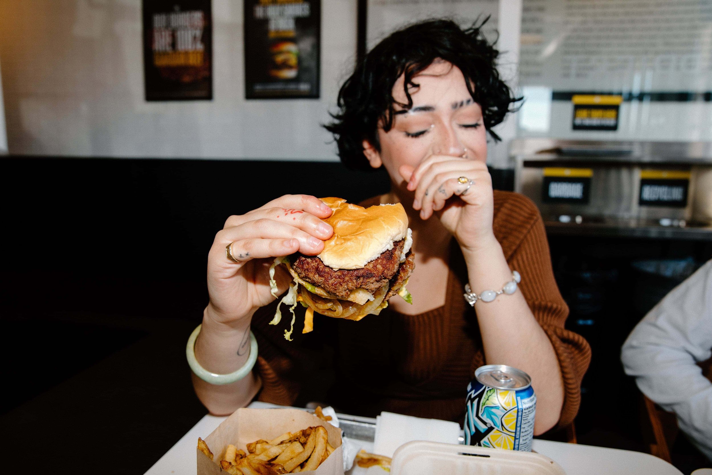 SpringMorrisPhoto_TheBurgersPriest_PeopleEating2_D2A1432.jpg