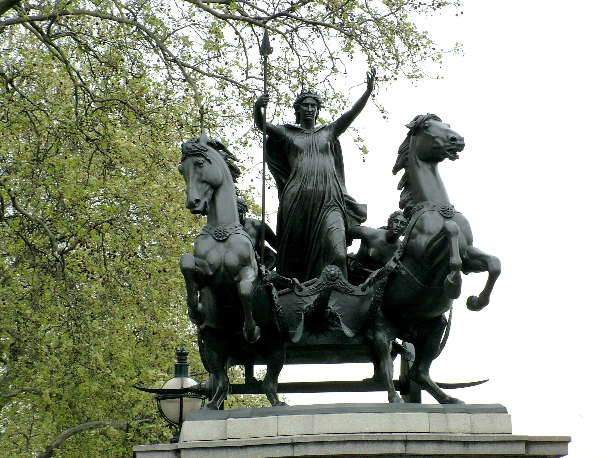 Statue of Boudica and her daughters near Westminster Bridge, London. This Victorian statue is not very accurate regarding her clothing, the chariot etc. (By No machine-readable author provided. Lily15 own work assumed (based on copyright claims), CC BY-SA 3.0, https://commons.wikimedia.org/w/index.php?curid=1601437)