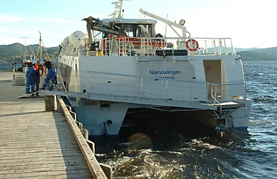 M/S Namdalingen under anløp i Namsos på teknisk prøvetur med landgang levert frå Coast Innovation AS. Landgangen er dimensjonert til å fungere med inntil 24º elevasjon opp og 10º helling ned, og det er tilstrekkelig i dette området med inntil 3,5 m tidevatn