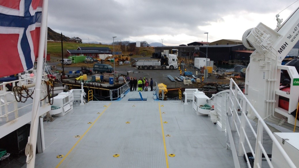 Bilbro sett fra brohus på M/S Årøy. Bilbro ser liten ut sammen med denne store kombibåten. 