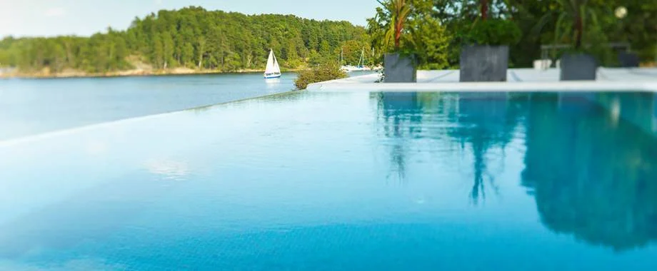 Pool med havsutsikt.jpg