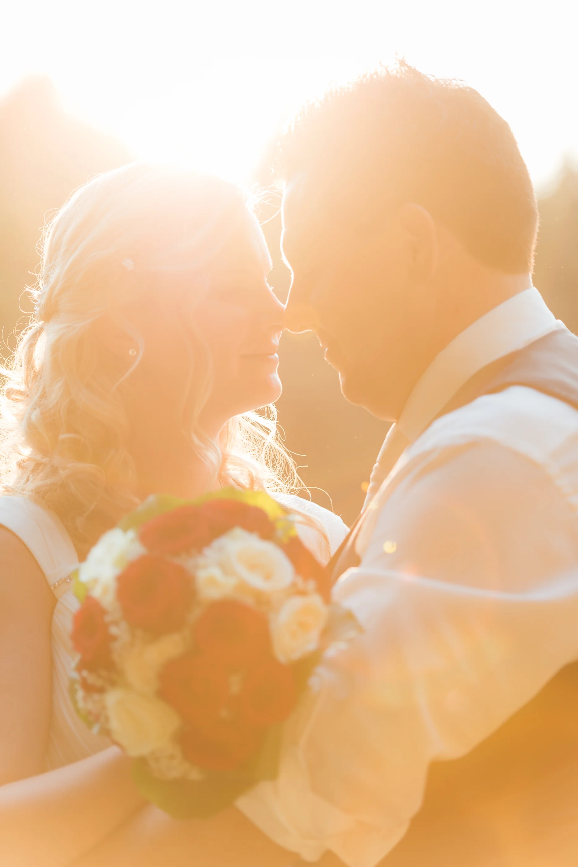 Hochzeitspaar im Sonnenuntergang