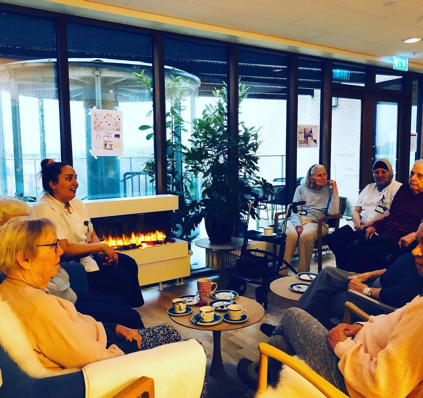 “Operation Hjemlighed” 

Indretning af fællesrum på dement plejehjem på Fredensberg - tværfaglige samarbejde “Operation Hjemlighed” mellem Københavns Professionshøjskole (v. Lise Justesen), plejeboligerne Kastanjehaven på Frederiksberg og Sundhedssty