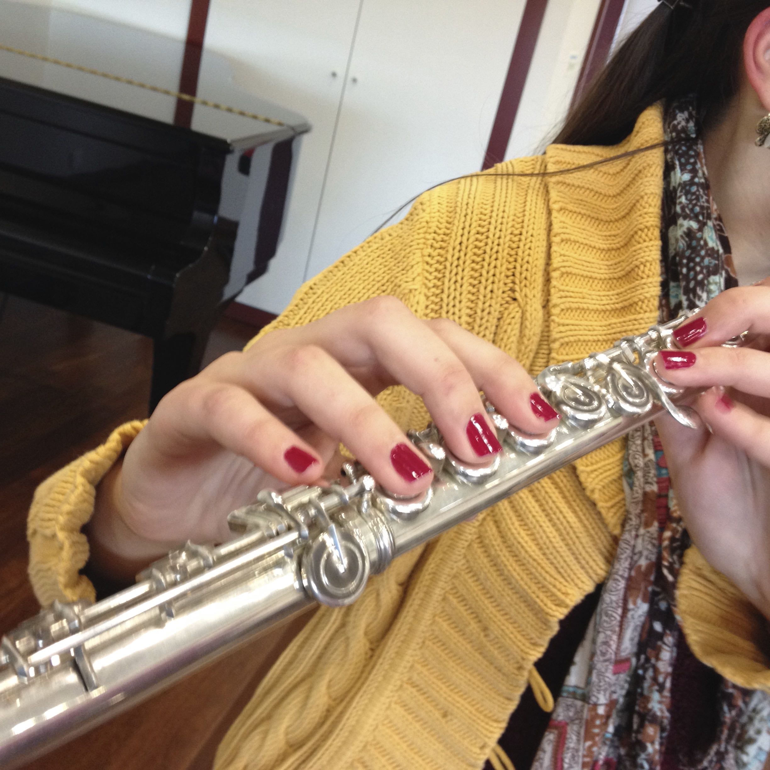 Beatriz Jorge, ESART Master's student—showing off a beautiful hand position with RED nail polish, go girl!