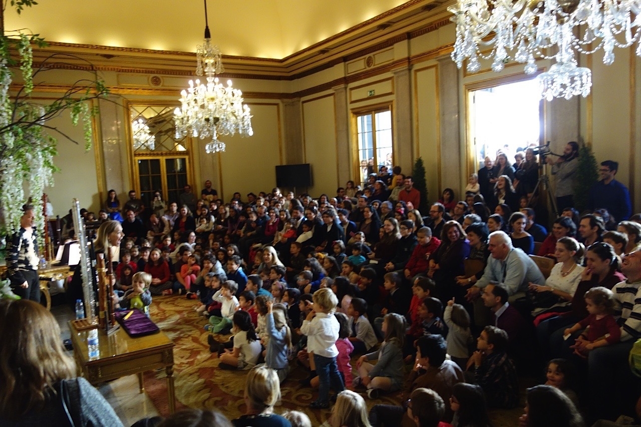 Standing-Room Only for Syrinx : XXII at the Lisbon National Opera House Foyer