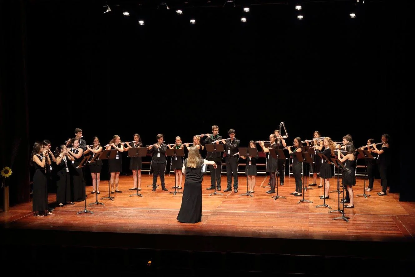 Conducting the premier of Jorge Ramos' "Recompor" for flute ensemble at the 4th Summer Flute Academy Photo © Susana Neves /AFV