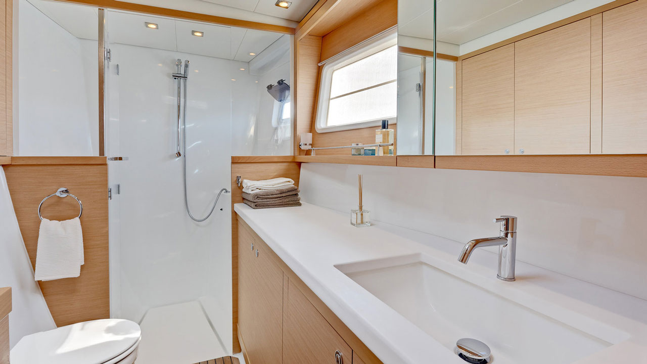 Lagoon-Catamaran-45-Bathroom.jpg