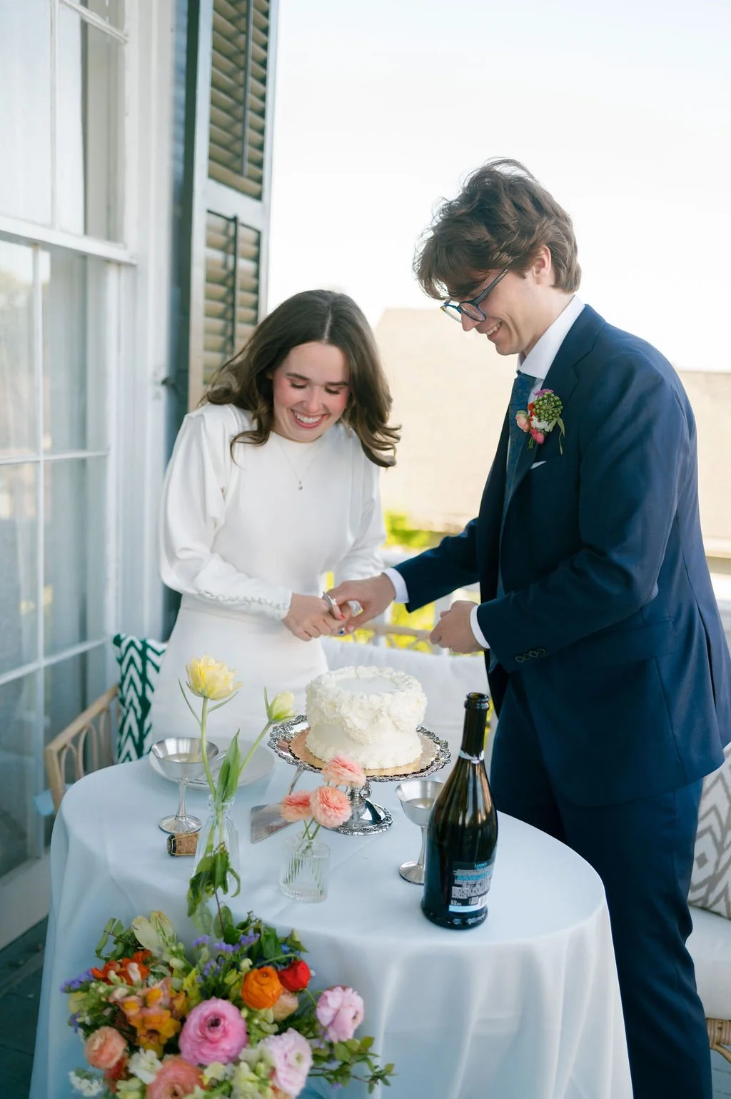 Brooke and Niels cutting their wedding cake.