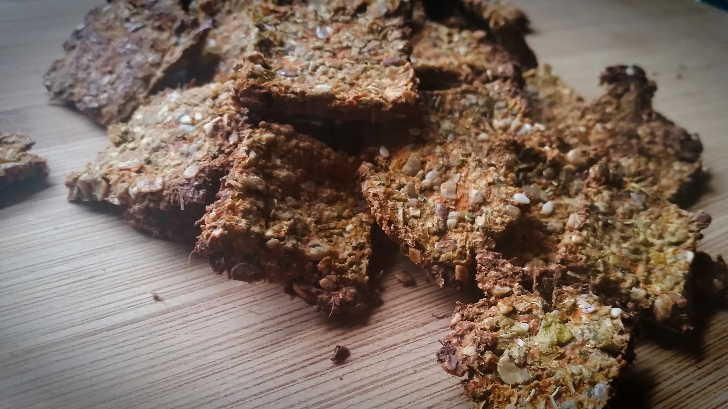 Green Apple and Curry Juice Pulp Crackers