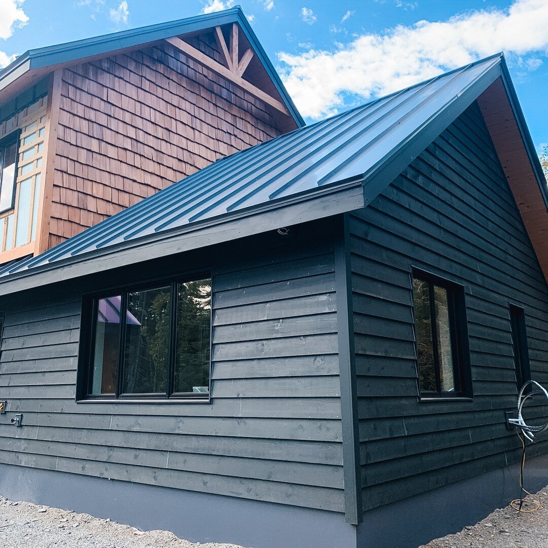 Siding is up on the Sugarloaf 2-story and it's looking very sexy. Those cedar shingles, though. π
#cvproject11 #mainearchitecture #mainearchitect #mainedesign #mainedesigner #sugarloafarchitect #maineinteriordesign #maineinteriors #sugarloafdesigne