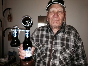 Lucien Gagnon avec son téléphone en bouteilles de bière
