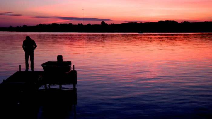 Une photo prises par ma mère. C'est mon ptit frère sur le quai.