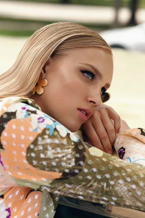 retro blonde.webp