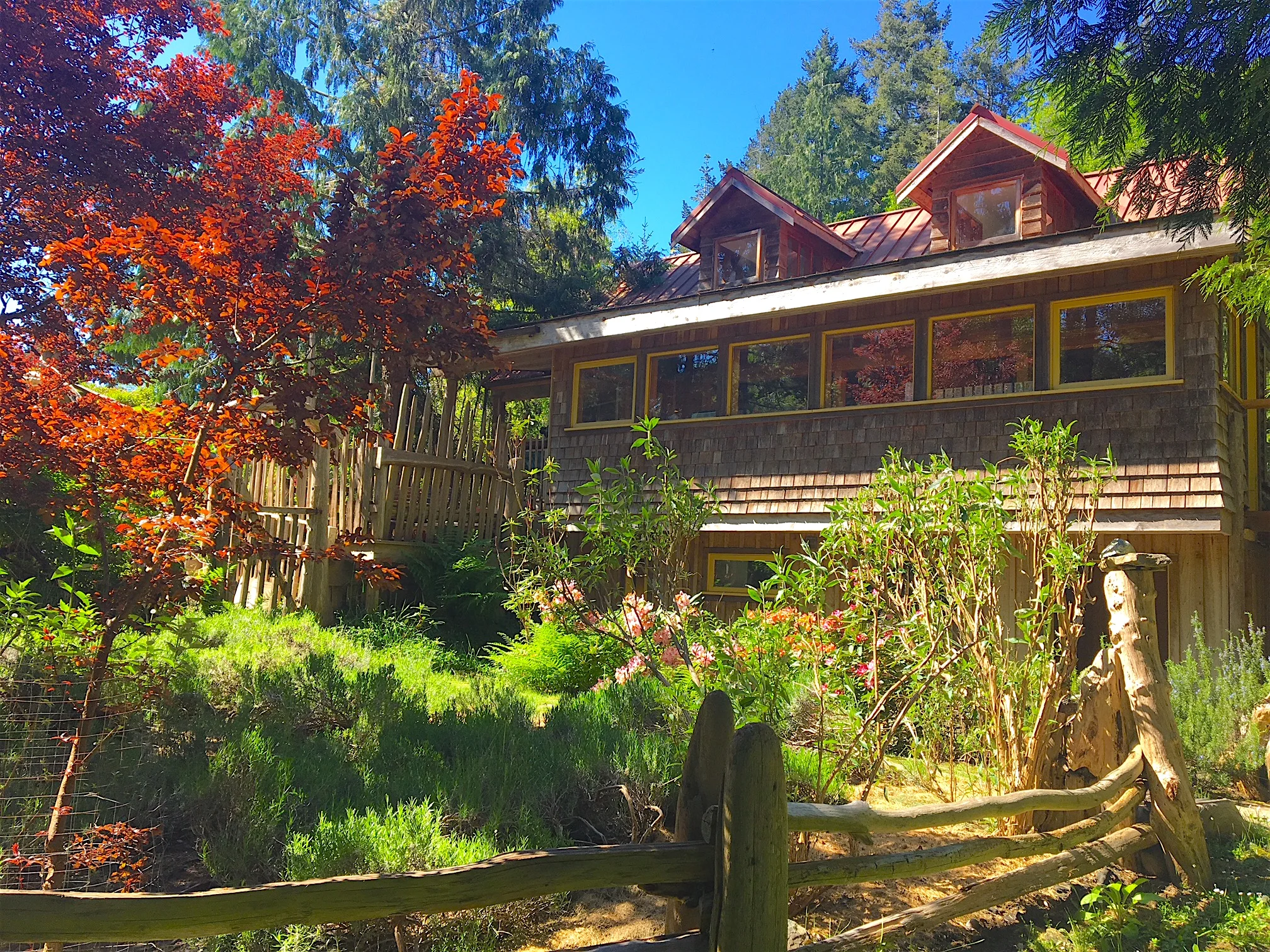 1.  Front house with fence.JPG