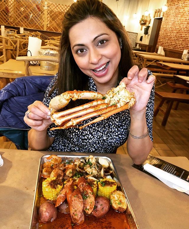 You Mess With The Crab, You Get The Claws 🦀 I got down and dirty with all the seafood at @jumbocrab_chicago at their newest Lincoln Park location and had the best time. Hope you caught my stories! .
.
.
.
.
.
.
.
.
#chipescetarian #eeeeeats #chicago