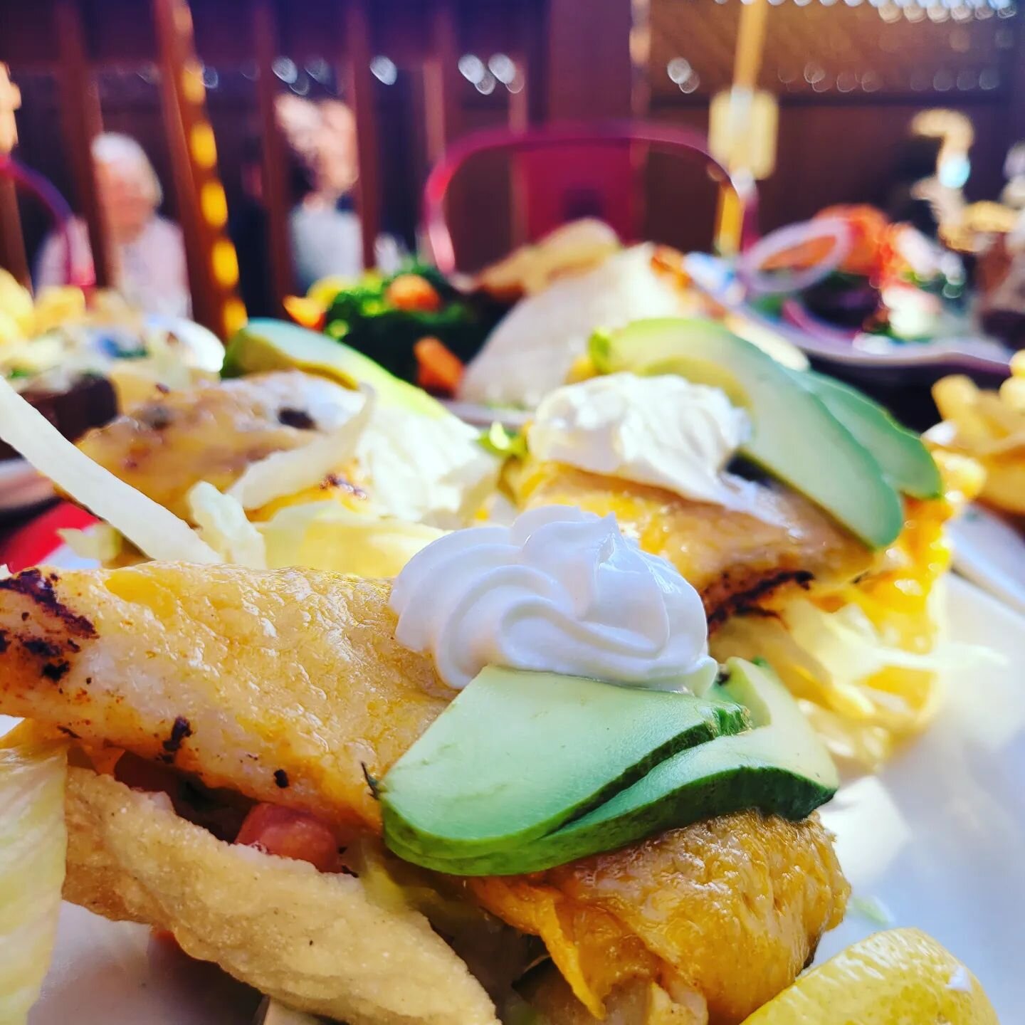 A little fish walks into 7 Mile. Our bartender @cashoutlynn asks the fish &ldquo;What can I get you?&rdquo;
The little fish replies (gasping) &ldquo;Water! I need water!&rdquo;
🤣💦🎣

This is my mom's @cleo.l.garcia all time favorite: our Fish Tacos
